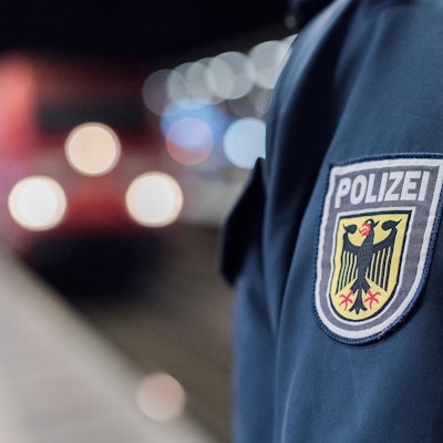 Ein Beamter der Bundespolizei steht am Bahnsteig,