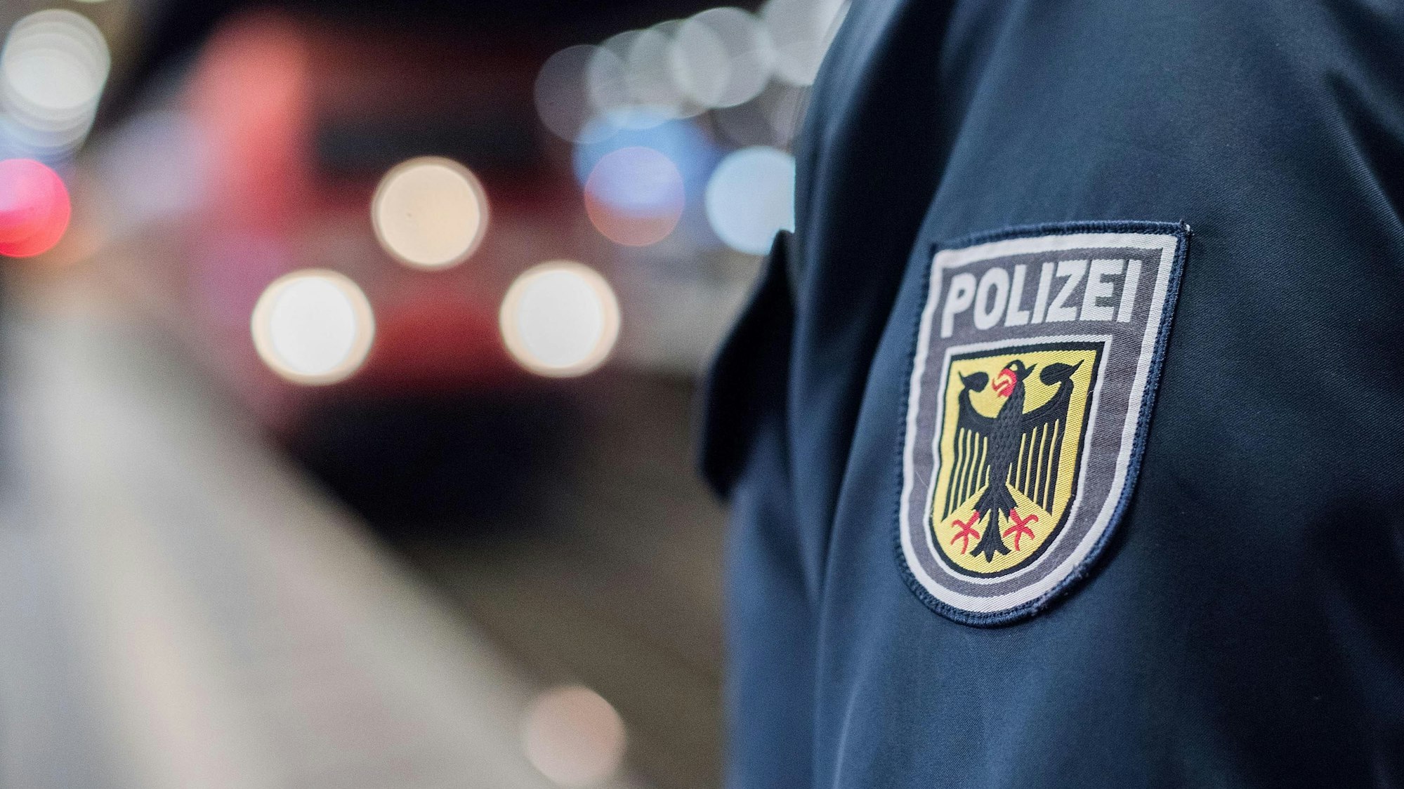 Ein Beamter der Bundespolizei steht am Bahnsteig,