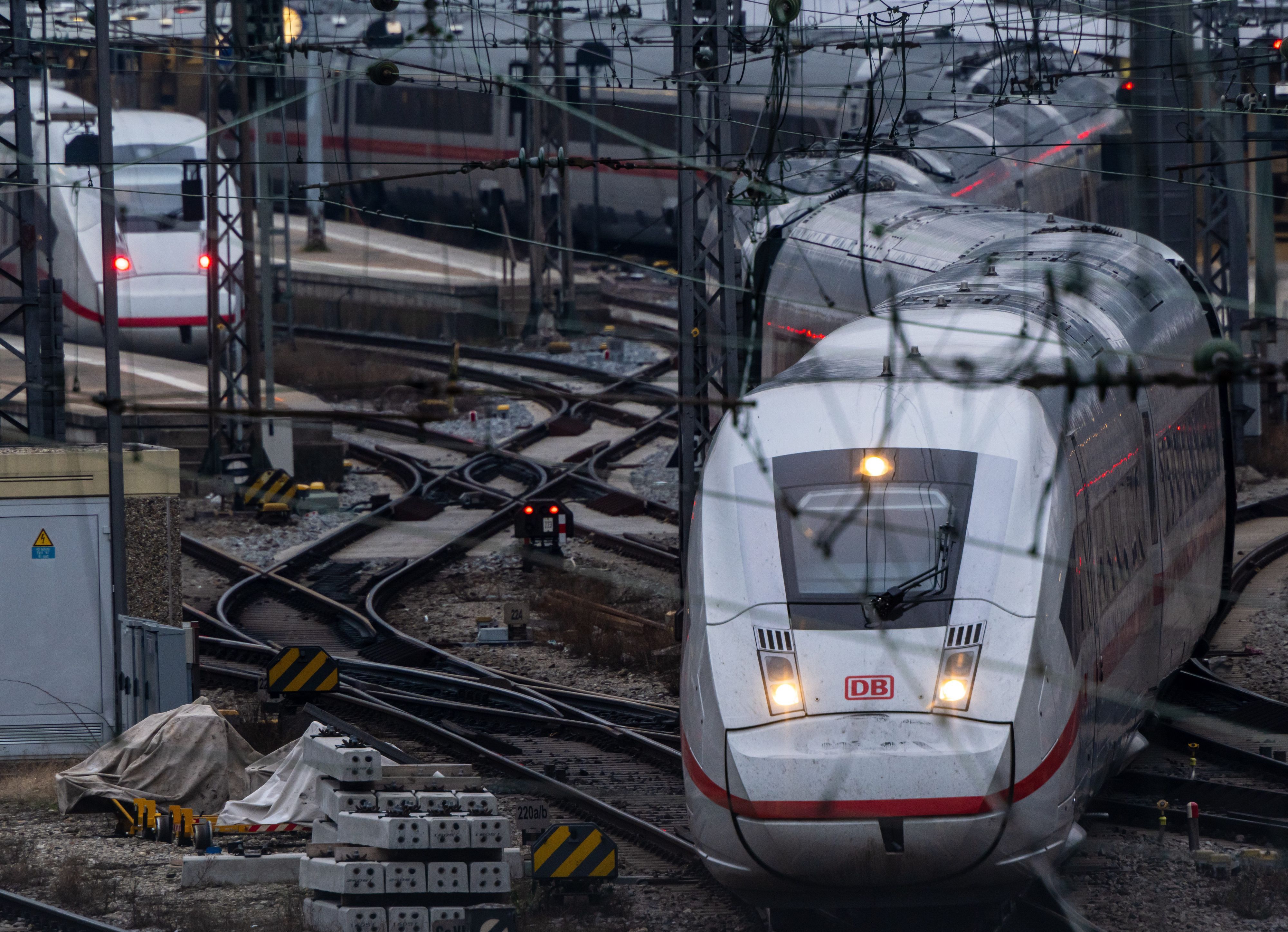 Ein ICE der Deutschen Bahn verlässt einen Hauptbahnhof.