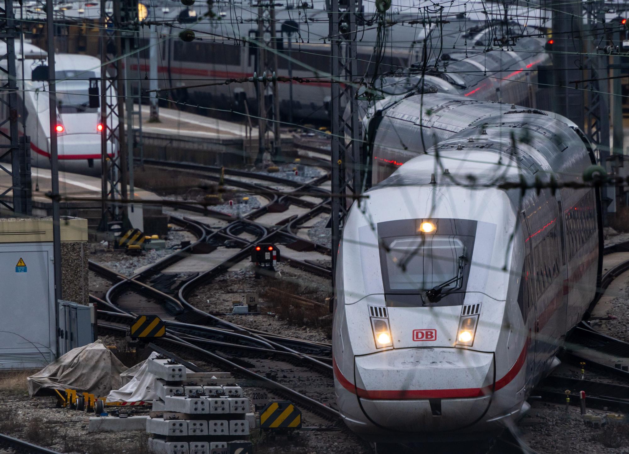 Ein ICE der Deutschen Bahn verlässt einen Hauptbahnhof.