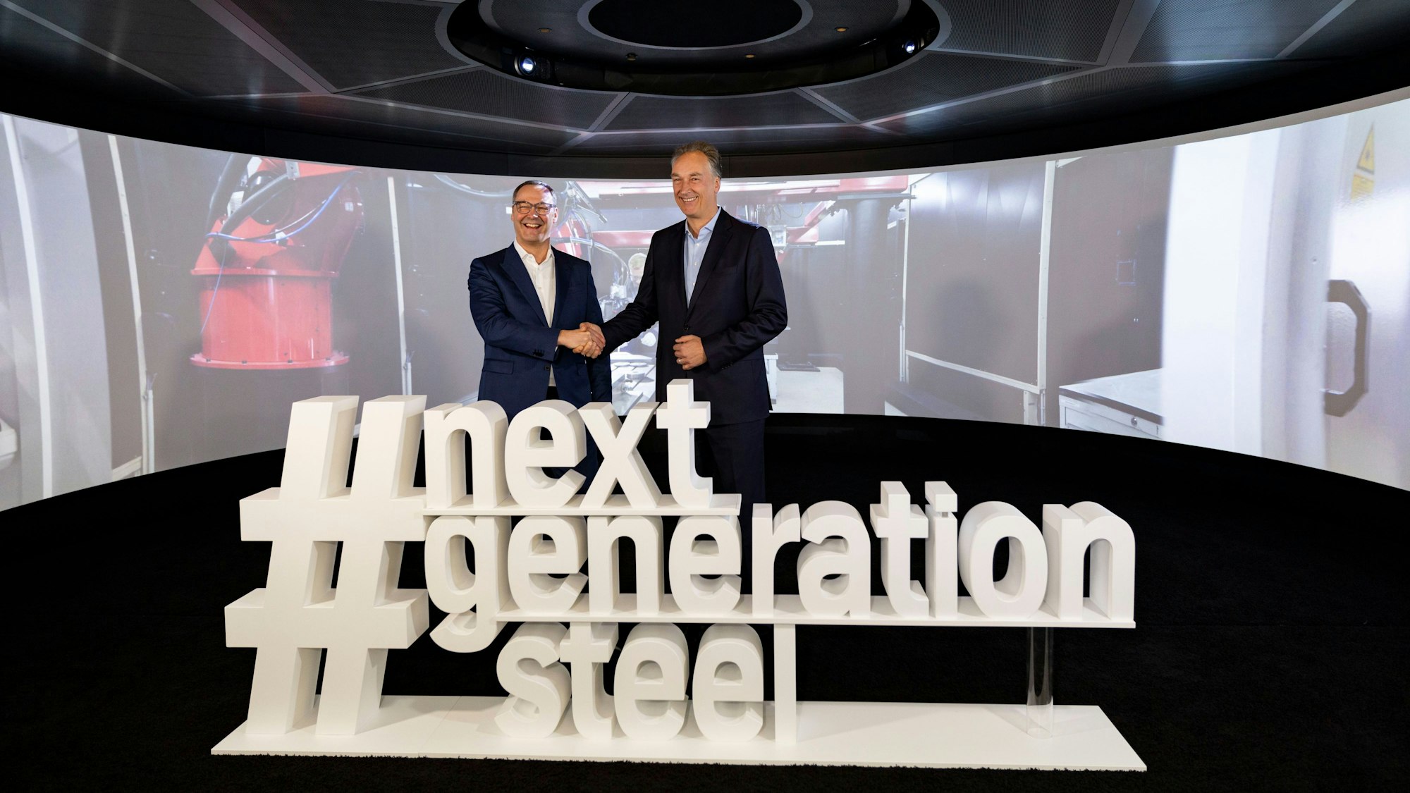 Bernhard Osburg (links), Vorstand der Thyssenkrupp Steel Europe AG, und Burkhard Dahmen, Vorstand der SMS-Group, bei der Vergabe des 1,8 Milliarden Euro Auftrags am Mittwoch in Duisburg.