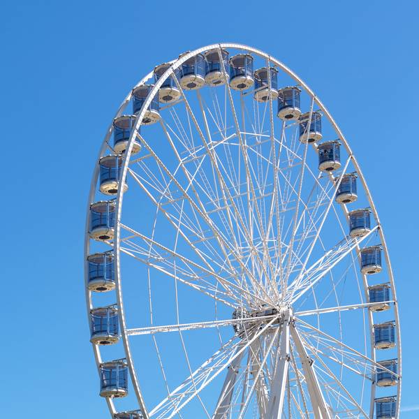 Das neue Riesenrad, das am Zoo aufgestellt wird im März 2023