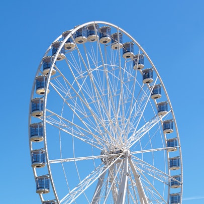 Das neue Riesenrad, das am Zoo aufgestellt wird im März 2023