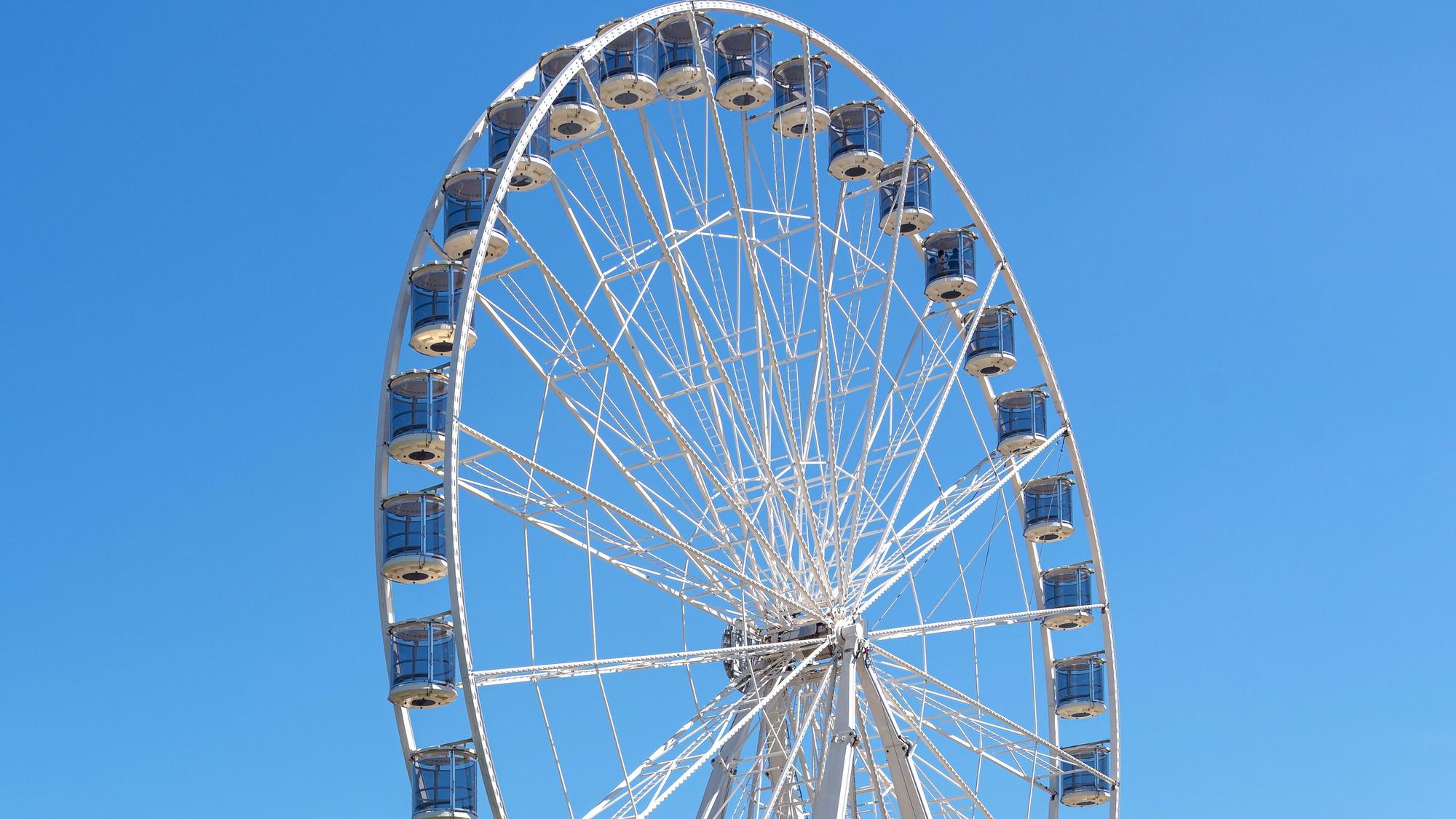 Das neue Riesenrad, das am Zoo aufgestellt wird im März 2023