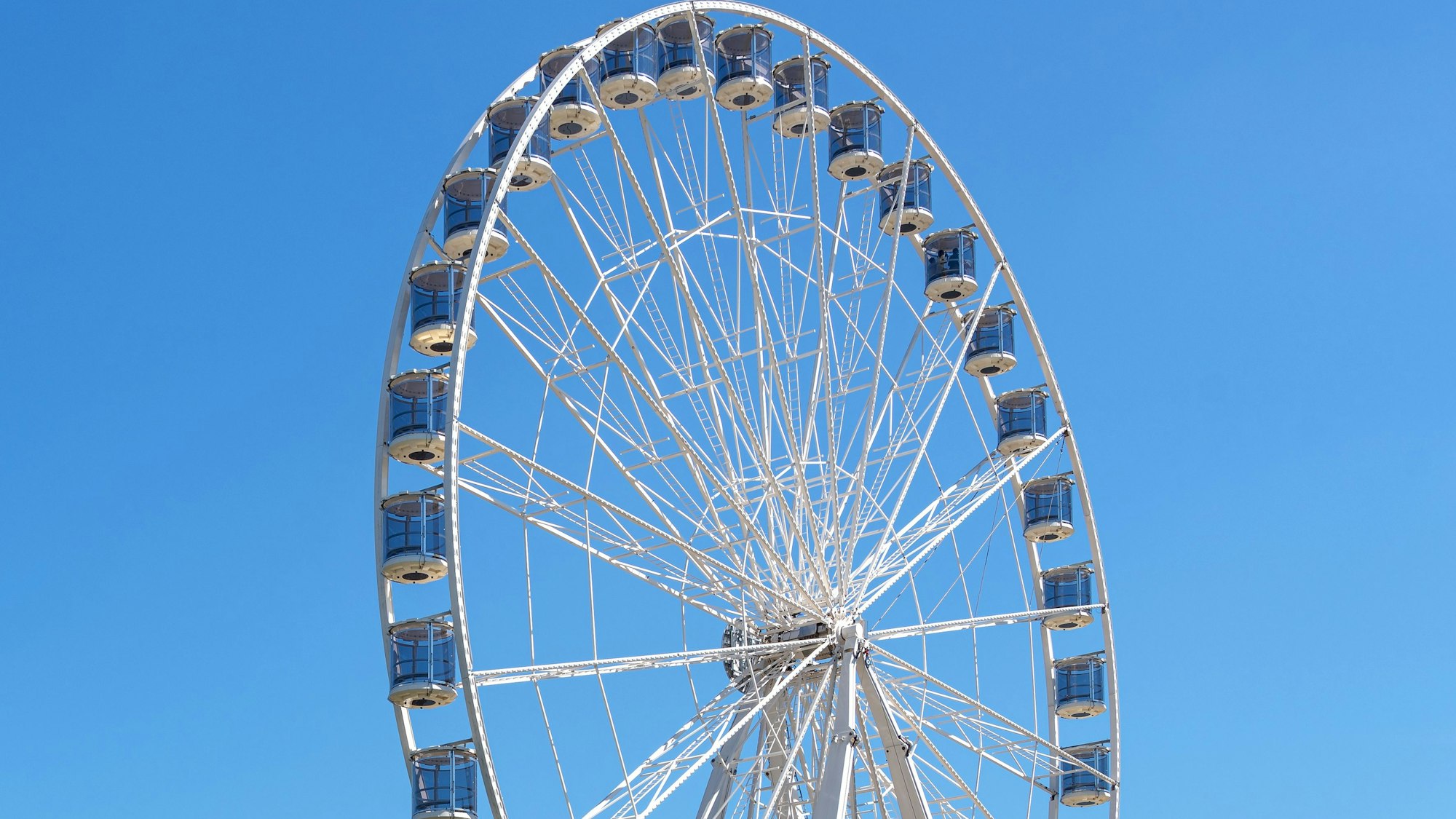 Das neue Riesenrad, das am Zoo aufgestellt wird im März 2023