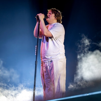 Lewis Capaldi auf seiner „Broken By Desire To Be Heavenly Sent“-Tour in der Lanxess-Arena Köln.
