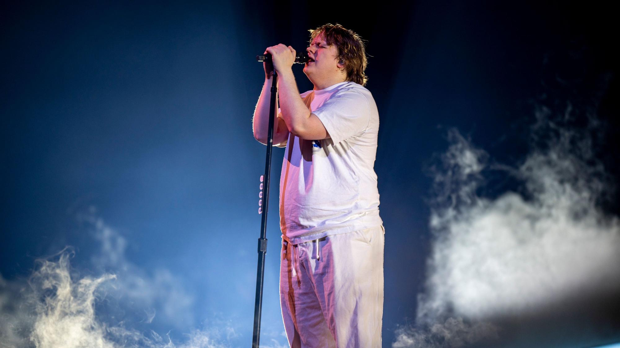 Lewis Capaldi auf seiner „Broken By Desire To Be Heavenly Sent“-Tour in der Lanxess-Arena Köln.