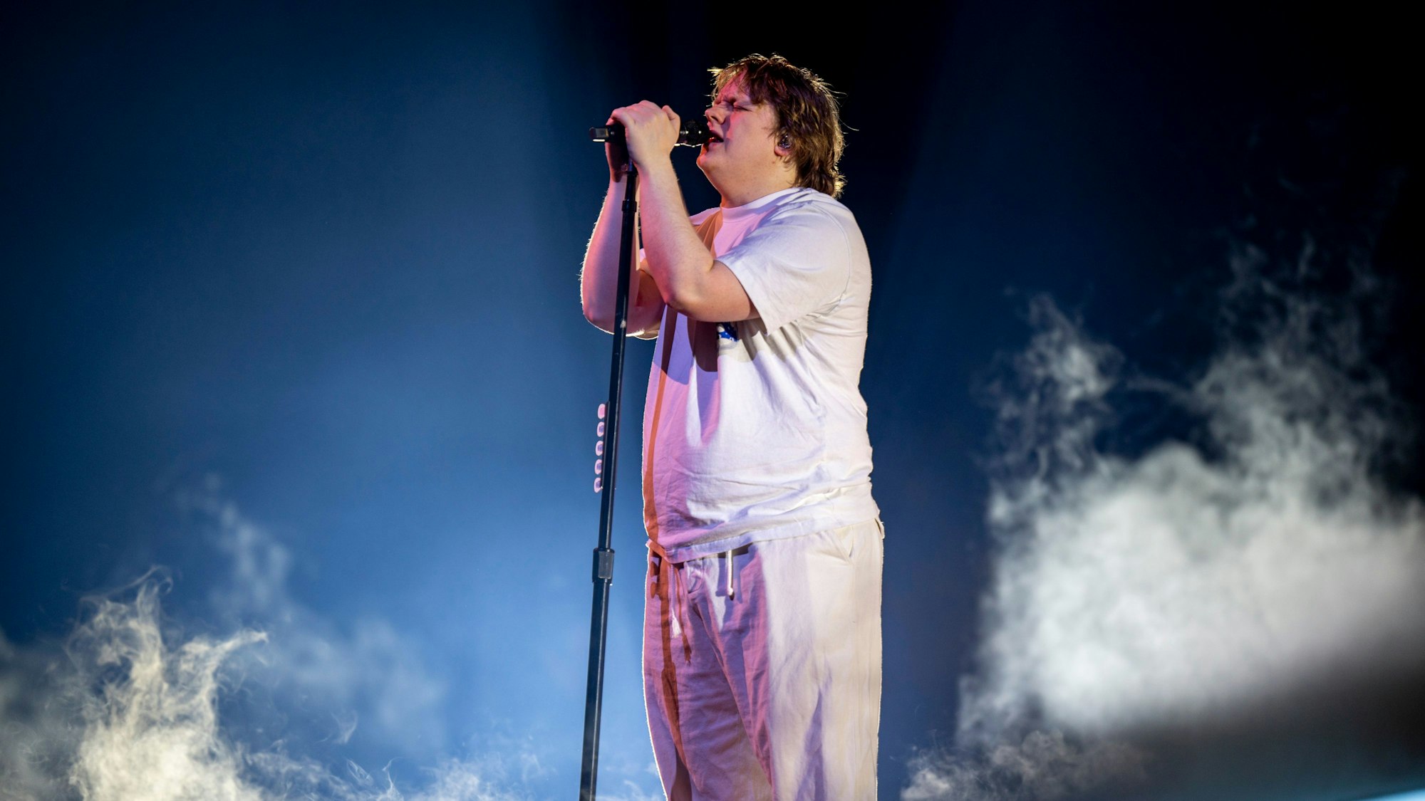 Lewis Capaldi auf seiner „Broken By Desire To Be Heavenly Sent“-Tour in der Lanxess-Arena Köln.