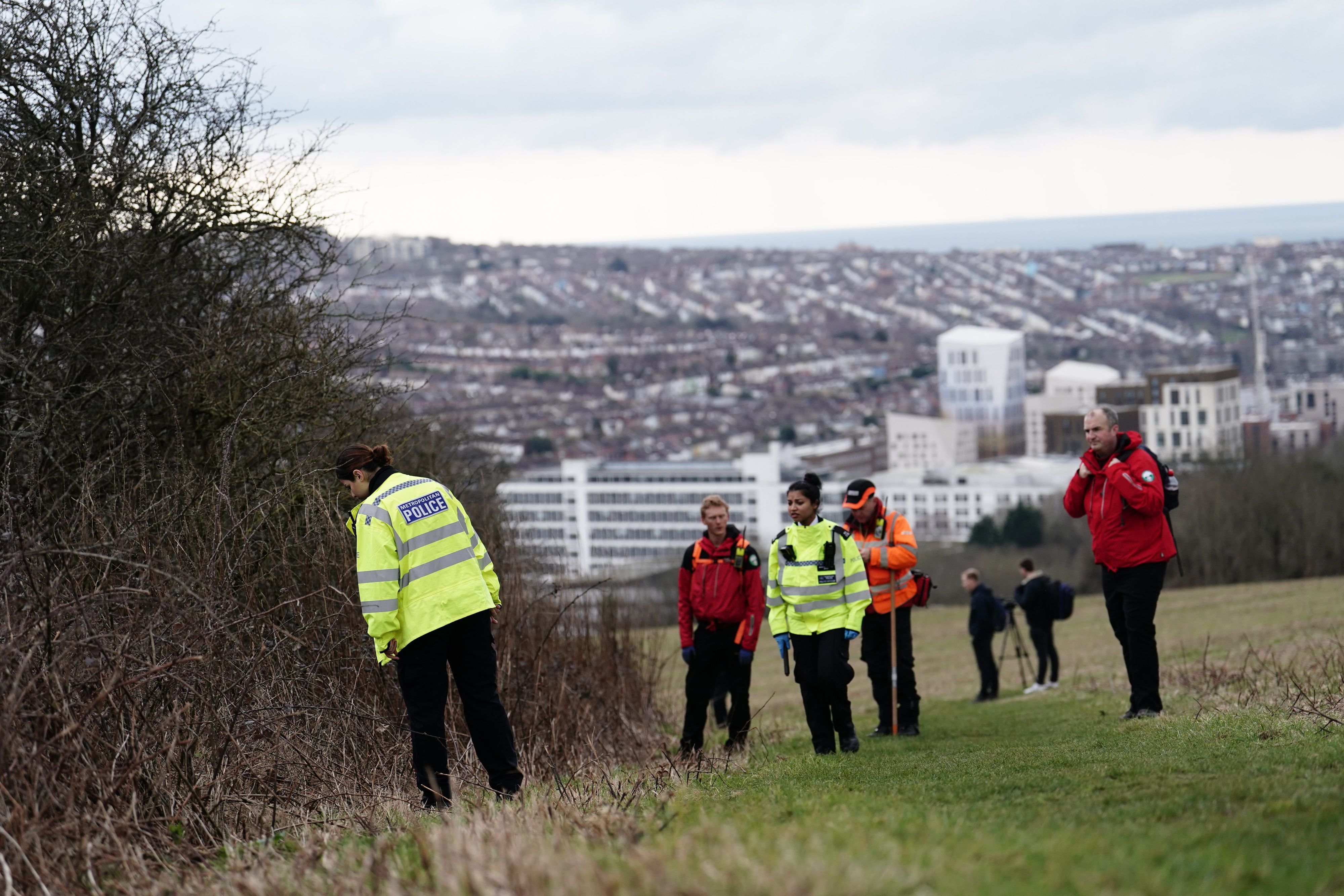 Polizeibeamte und Beamte vom London Search and Rescue (LONSAR) suchen im Wild Park Local Nature Reserve nach dem vermissten Baby.