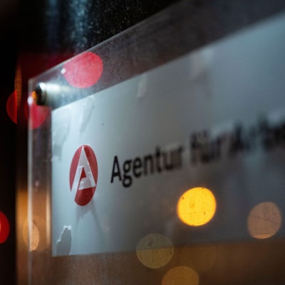 Ein Schild mit der Aufschrift „Agentur für Arbeit“.