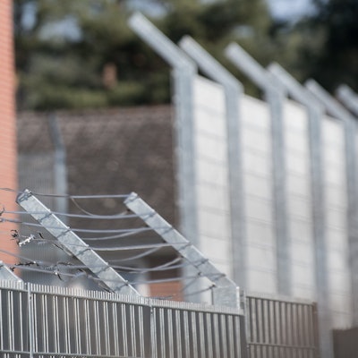 Die Zaunanlage an einem Gefängnis in Hessen. (Symbolbild)