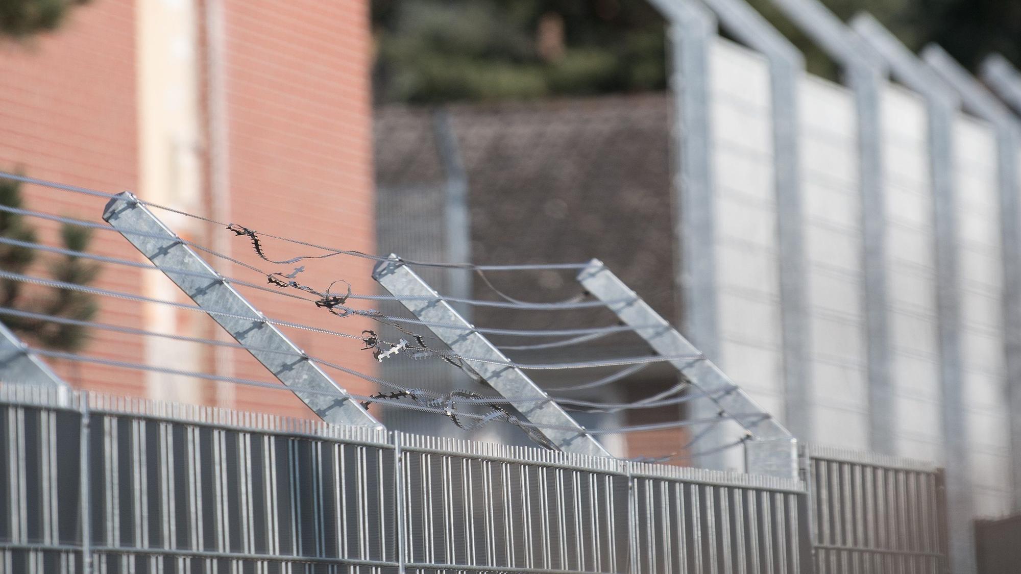 Die Zaunanlage an einem Gefängnis in Hessen. (Symbolbild)
