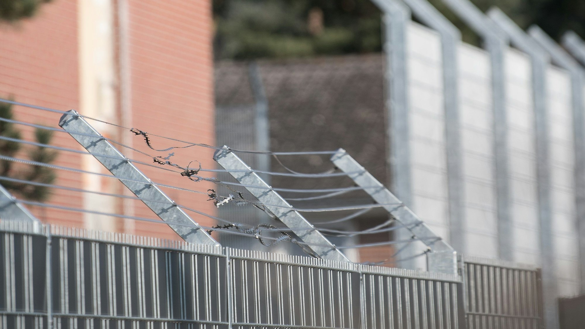 Die Zaunanlage an einem Gefängnis in Hessen. (Symbolbild)