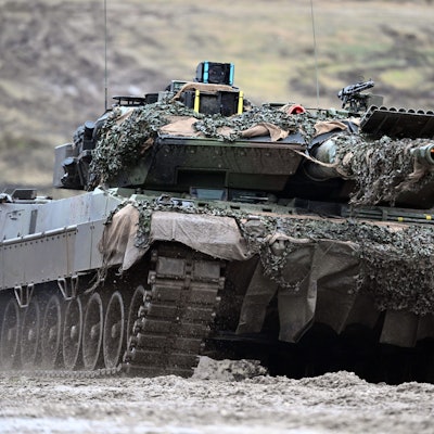 Ein Leopard 2A6 des Panzerbataillon 203 der Bundeswehr fährt über den Truppenübungsplatz Senne.