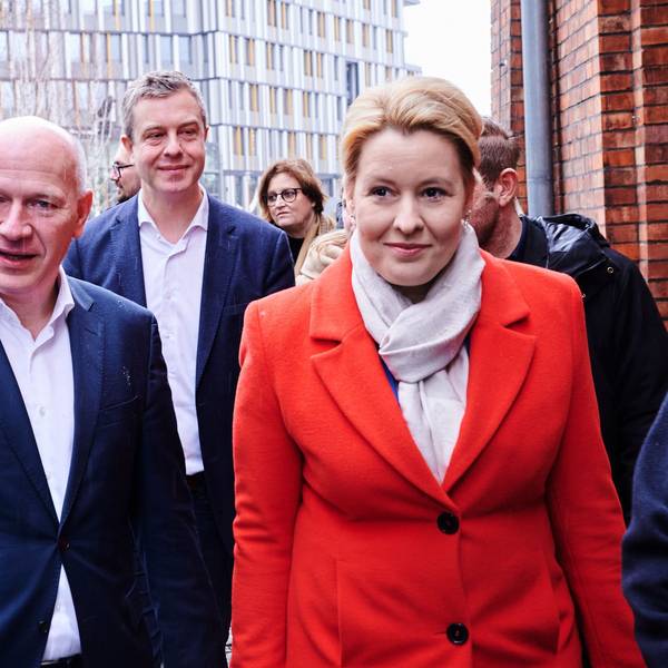 Kai Wegner (CDU) und Franziska Giffey (SPD) auf dem Weg zu Sondierungsgesprächen.