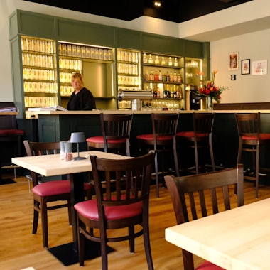 Gastraum des Gemünder Brauhauses mit Wirtin Ulrike Geuenich.