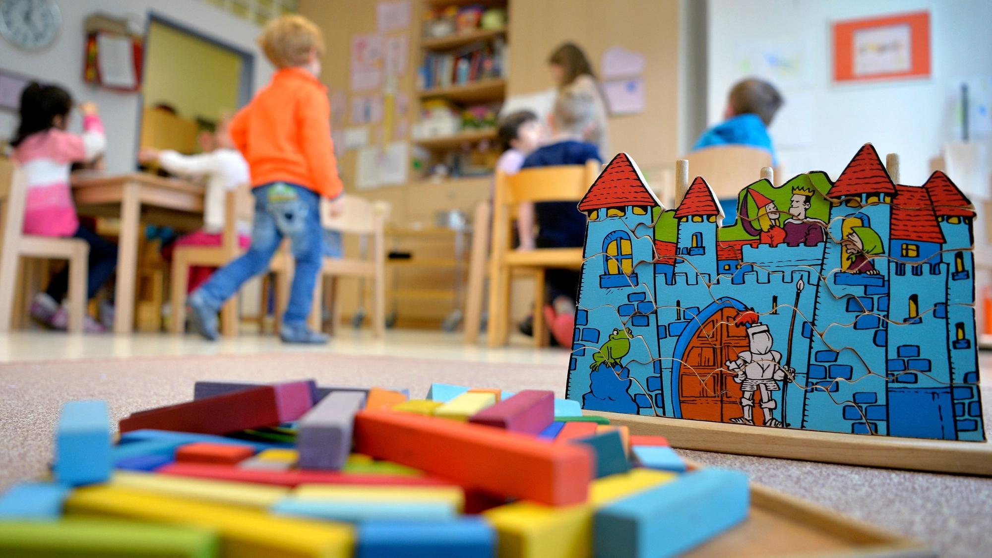 Kinder spielen in der Gruppe.
