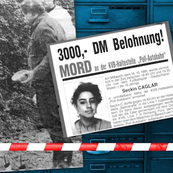 Zwei Bestatter tragen den Leichnam von Seckin Caglar weg. In einer Collage ist daneben ein Fahndungsplakat von 1991 zu sehen.