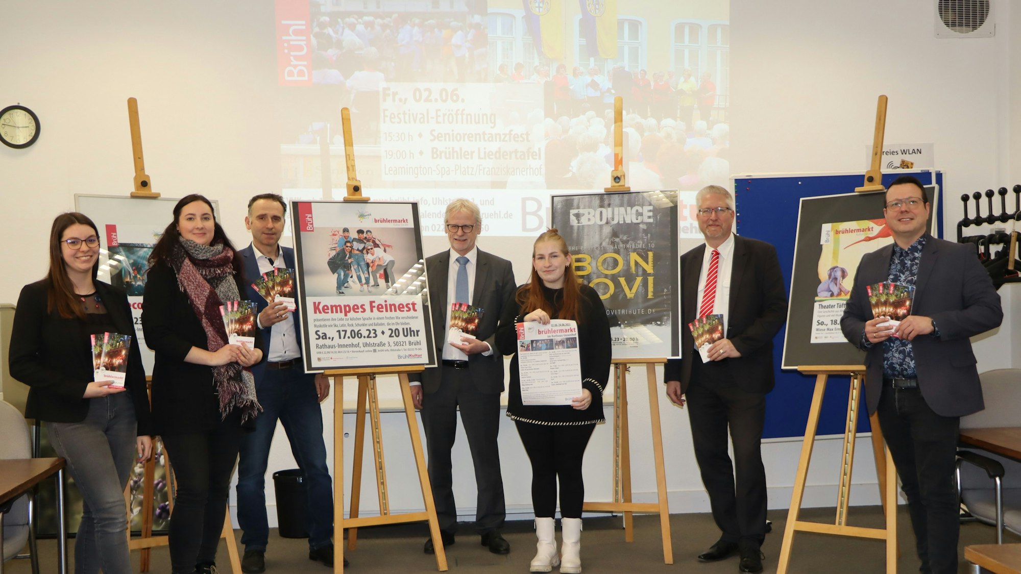 (v.r.) Martin Lösch von den Stadtwerken, Stefan Grathwohl von der Kreissparkasse, Praktikantin Jolene Meller, Bürgermeister Dieter Freytag, Oliver Mühlens mit Team Nicole Blautzik und Lilly Hajdu.
