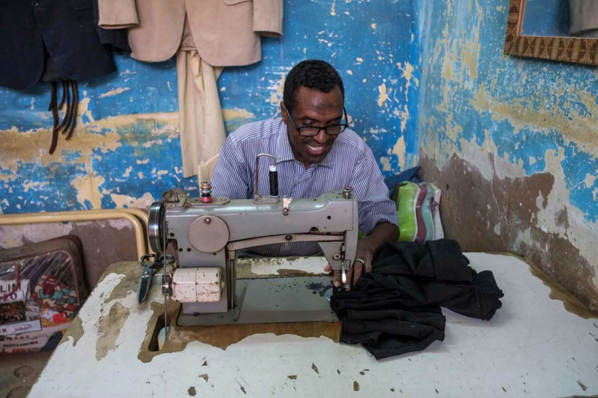Ein Mann an einer Nähmaschine