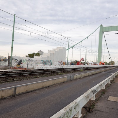 Das Bild zeigt die Mülheimer Brücke.