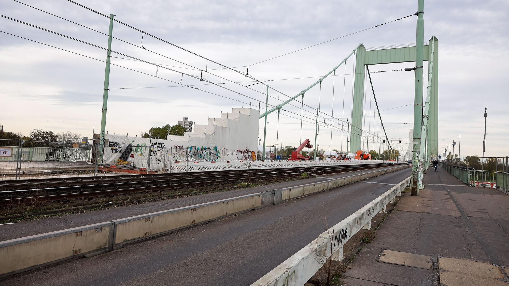 Das Bild zeigt die Mülheimer Brücke.