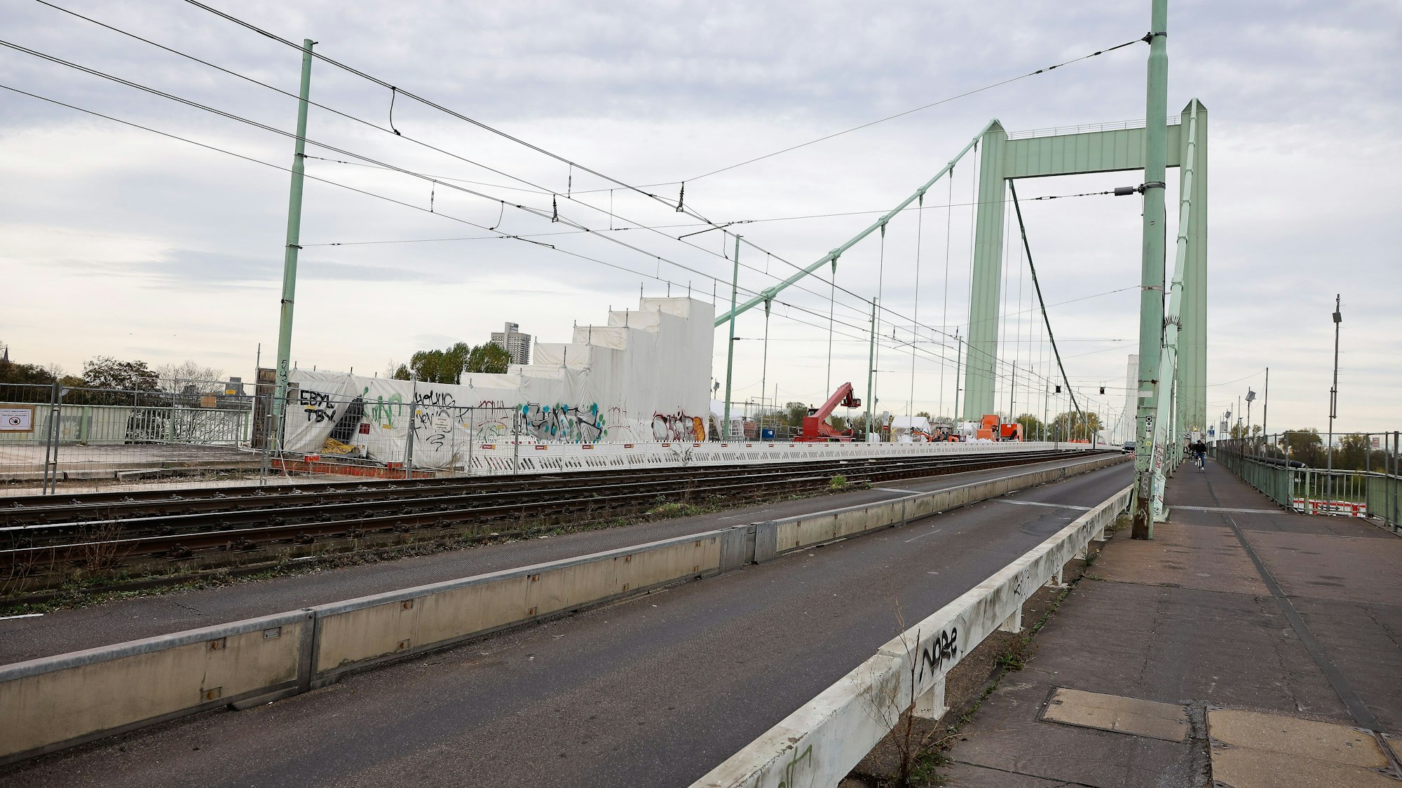 Das Bild zeigt die Mülheimer Brücke.