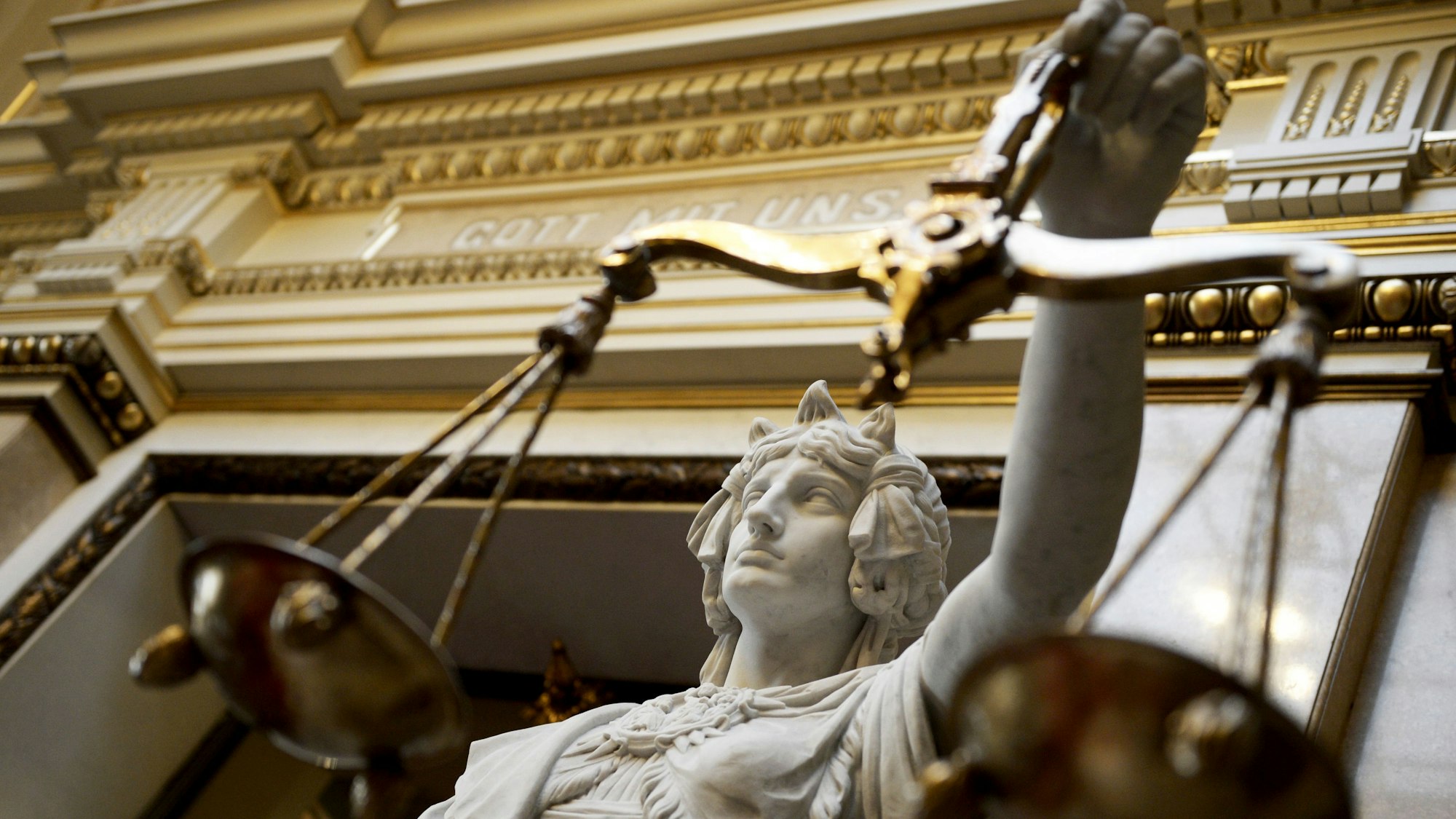 Eine Justitia vor einem Gerichtsgebäude