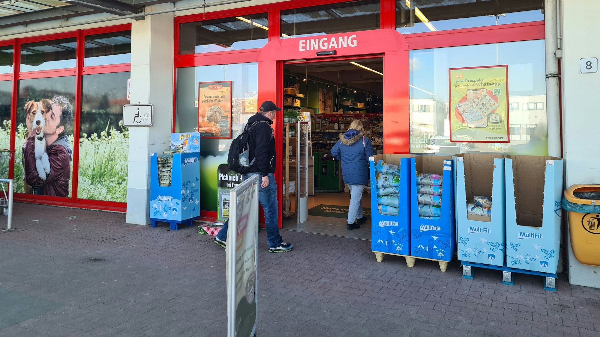 Das Foto zeigt den Eingang zu einem Markt für Tierbedarf in Bergheim-Zieverich. Er wurde von einer Bande junger Männer überfallen.