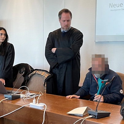 Die Angeklagten mit Verteidigerin Pantea Farahzadi und Verteidiger Ingmar Rosentreter beim Prozessauftakt im Kölner Landgericht.