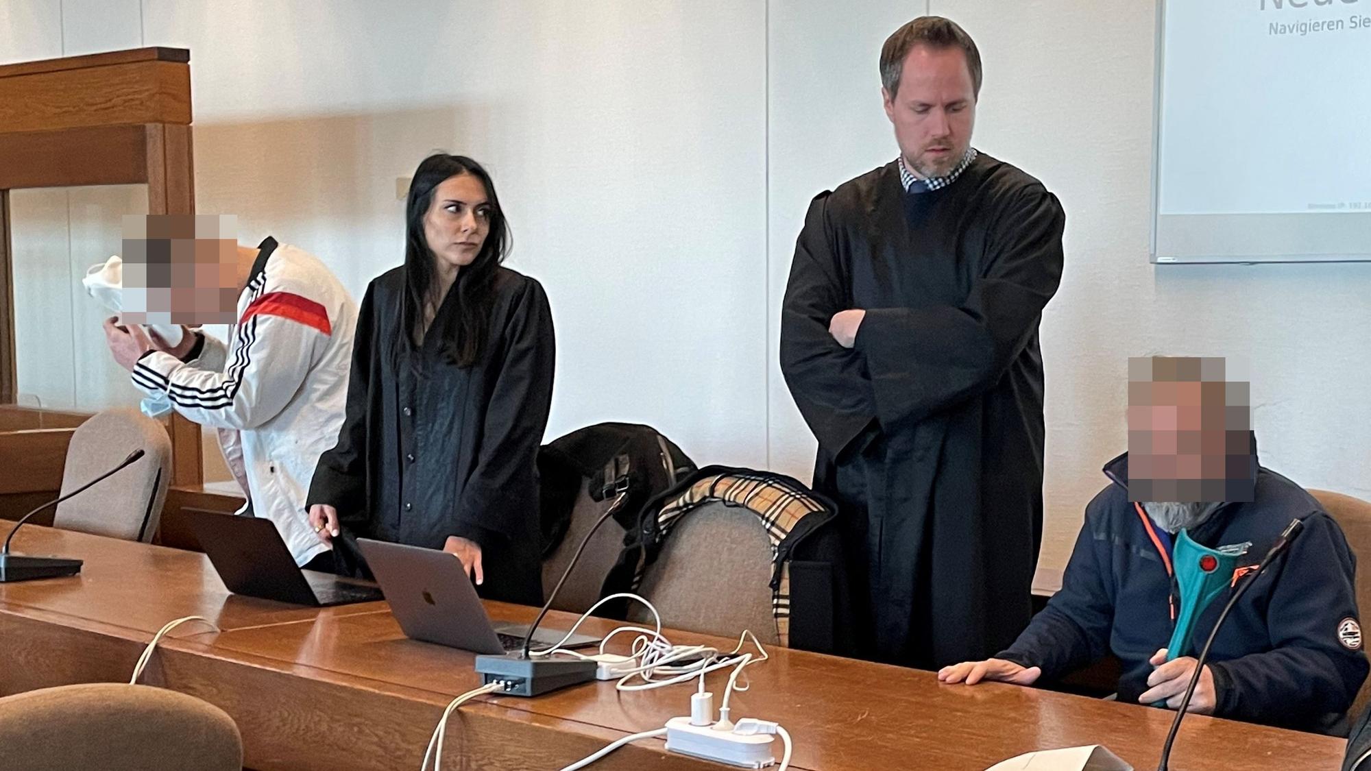 Die Verteidiger Pantea Farahzadi und Ingmar Rosentreter beim Prozessauftakt mit den Angeklagten. Der 57-Jährige (r.) hat sich das Leben genommen.