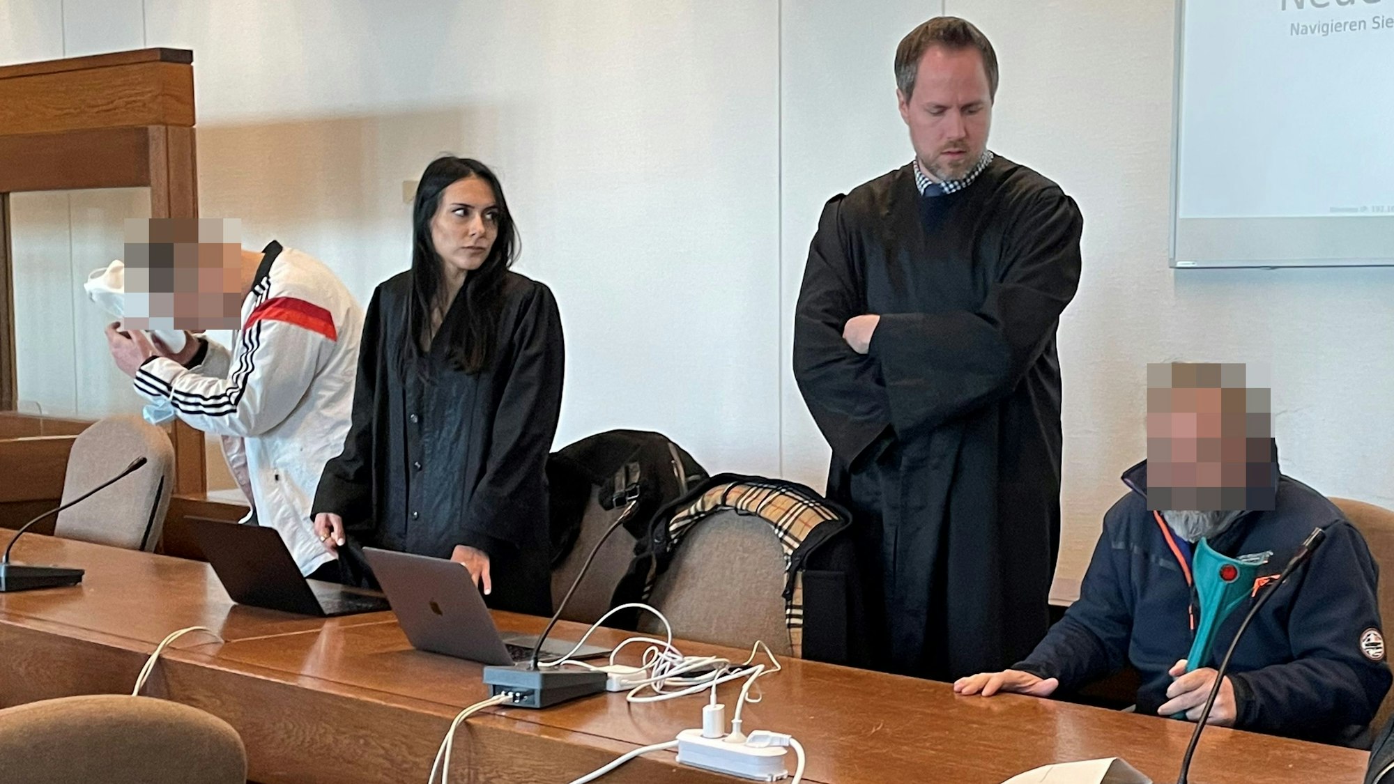 Die Verteidiger Pantea Farahzadi und Ingmar Rosentreter beim Prozessauftakt mit den Angeklagten. Der 57-Jährige (r.) hat sich das Leben genommen.