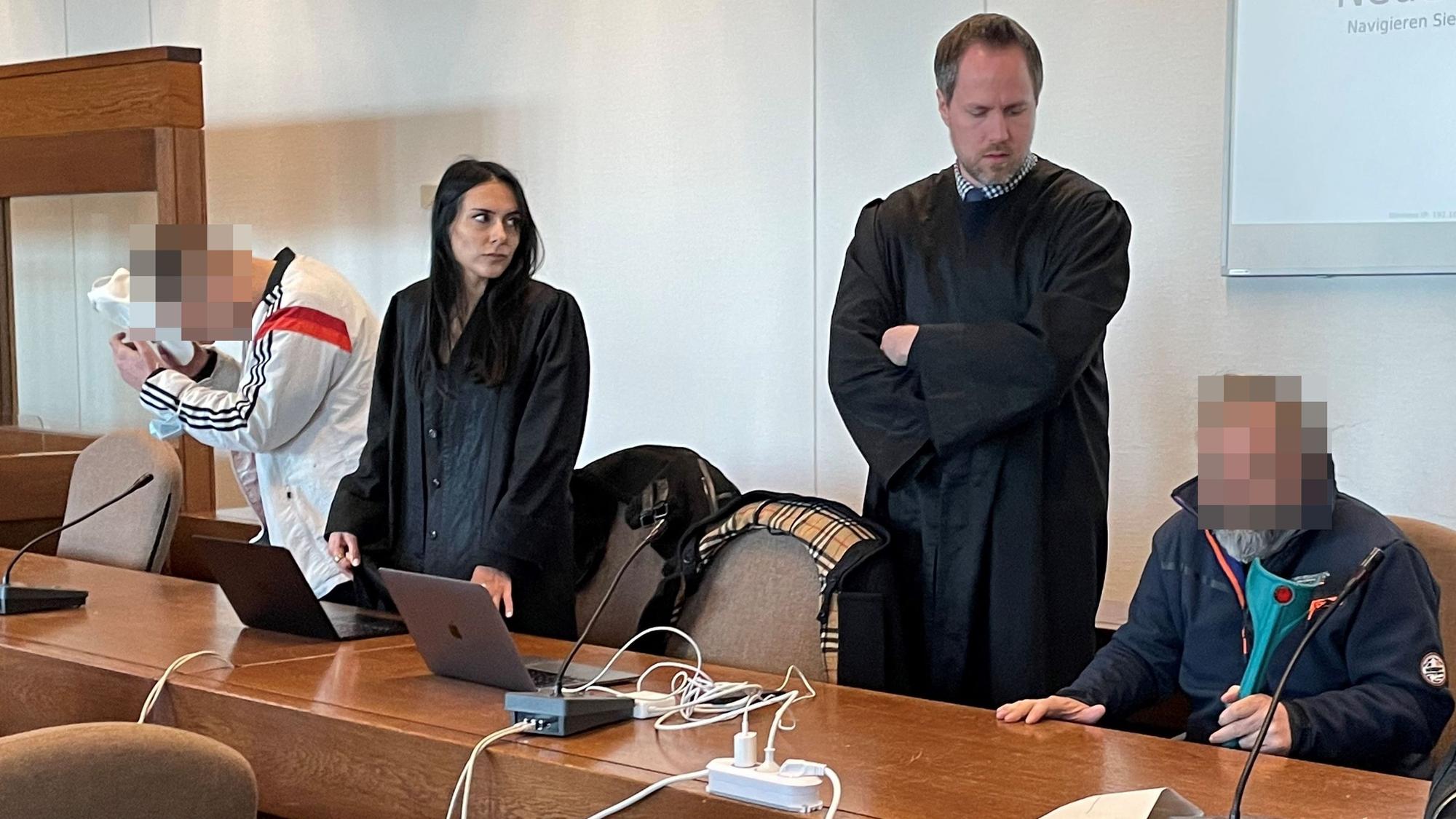 Die Verteidiger Pantea Farahzadi und Ingmar Rosentreter mit den Angeklagten. Der 57-Jährige (r.) hat sich das Leben genommen.