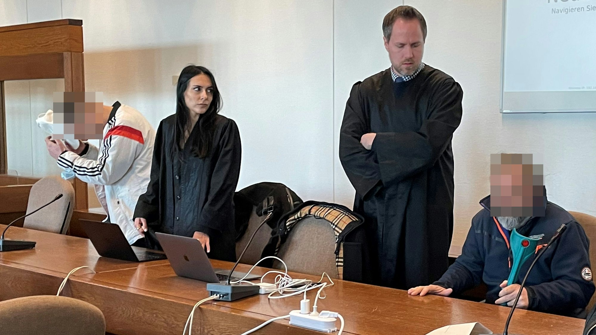 Die Verteidiger Pantea Farahzadi und Ingmar Rosentreter mit den Angeklagten. Der 57-Jährige (r.) hat sich das Leben genommen.