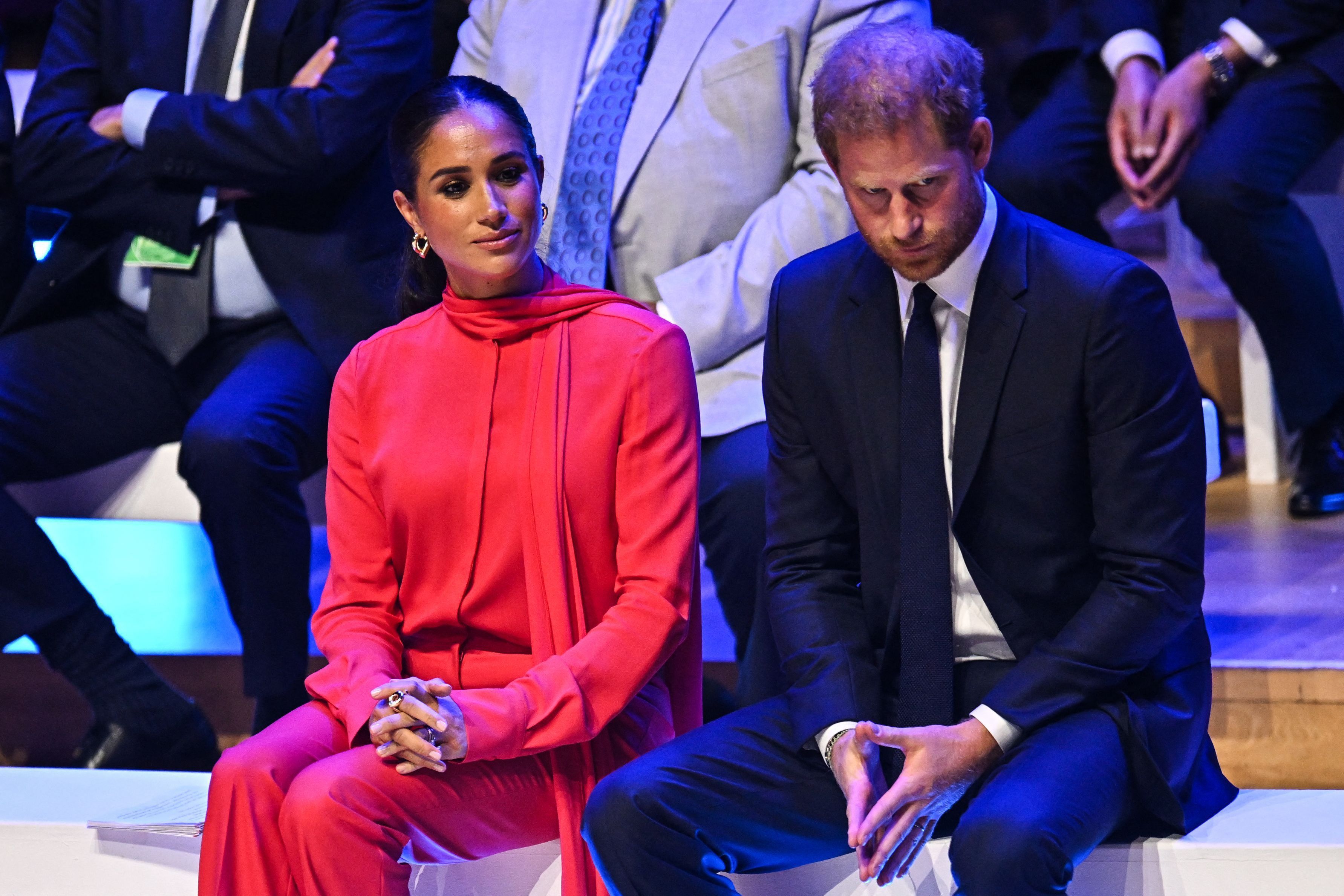 Herzogin Meghan und Prinz Harry sitzen nebeneinander.