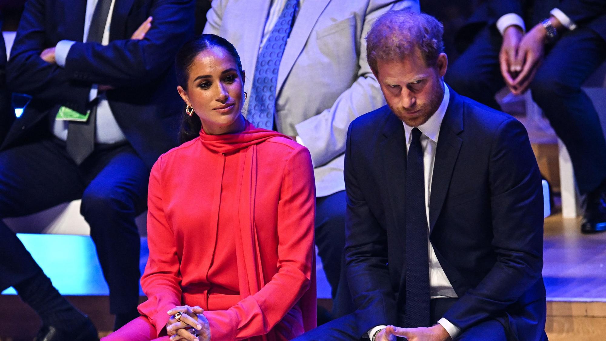 Herzogin Meghan und Prinz Harry sitzen nebeneinander.
