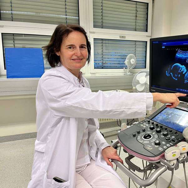 Pränataldiagnostikerin Otilia Geist vor einem hochauflösenden Ultraschall-Gerät
