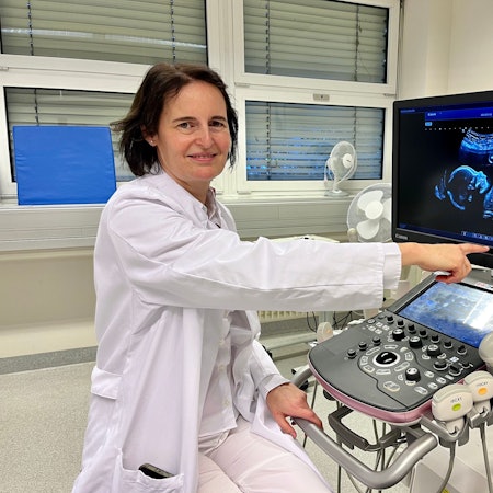 Pränataldiagnostikerin Otilia Geist vor einem hochauflösenden Ultraschall-Gerät