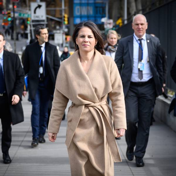 Annalena Baerbock läuft in Richtung der Kamera