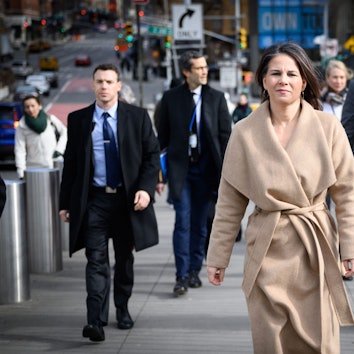 Annalena Baerbock läuft in Richtung der Kamera