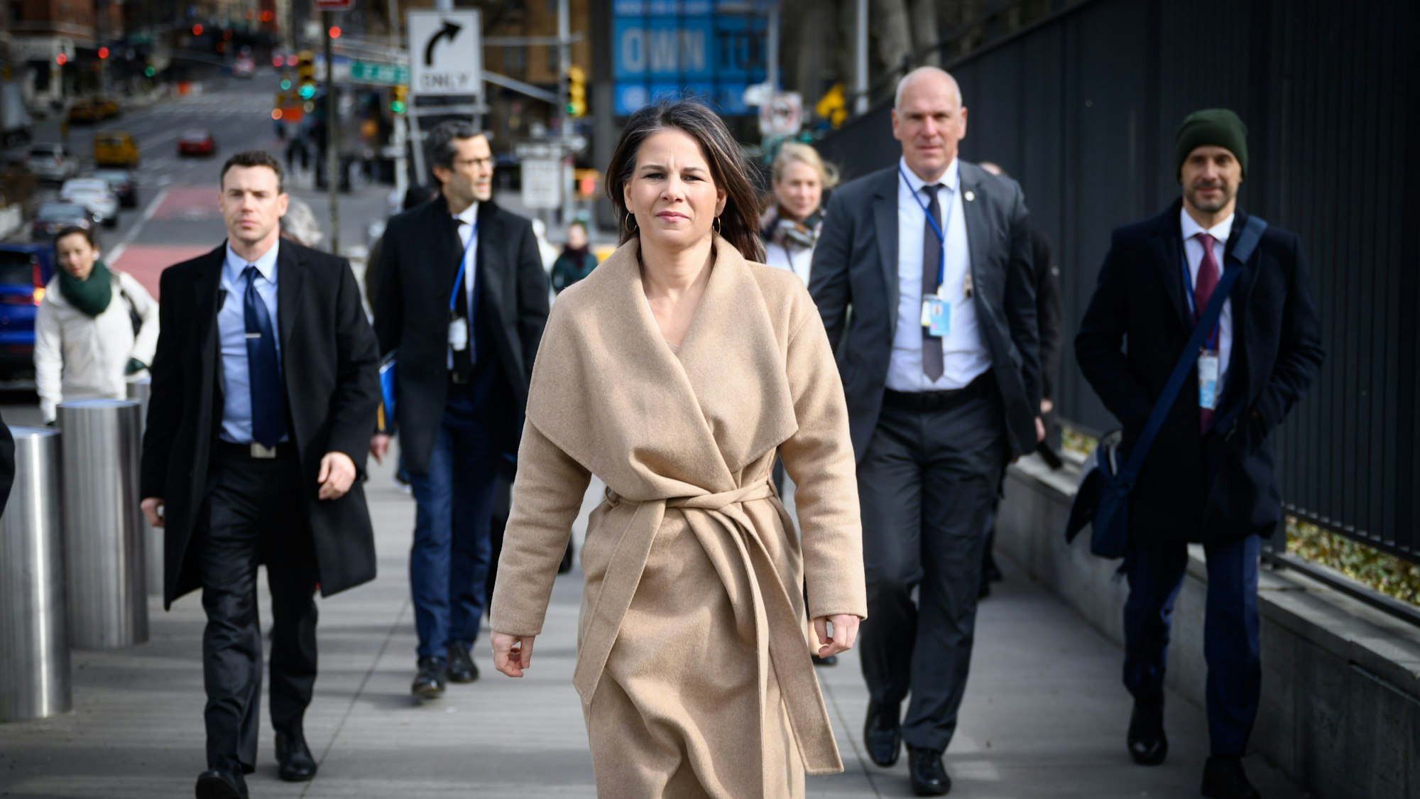 Annalena Baerbock läuft in Richtung der Kamera