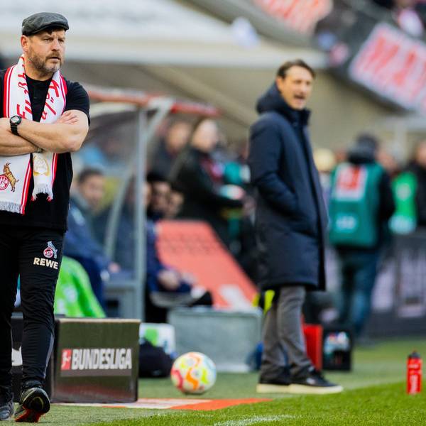 Kölns Trainer Steffen Baumgart trägt einen Jubiläumsschal an der Seitenlinie.