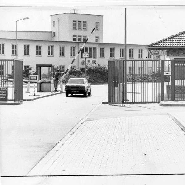 Die Einfahrt zur Kaserne Butzweilerhof in Ossendorf.