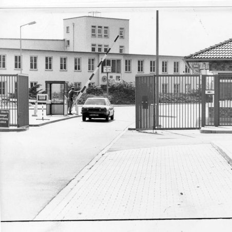 Die Einfahrt zur Kaserne Butzweilerhof in Ossendorf.