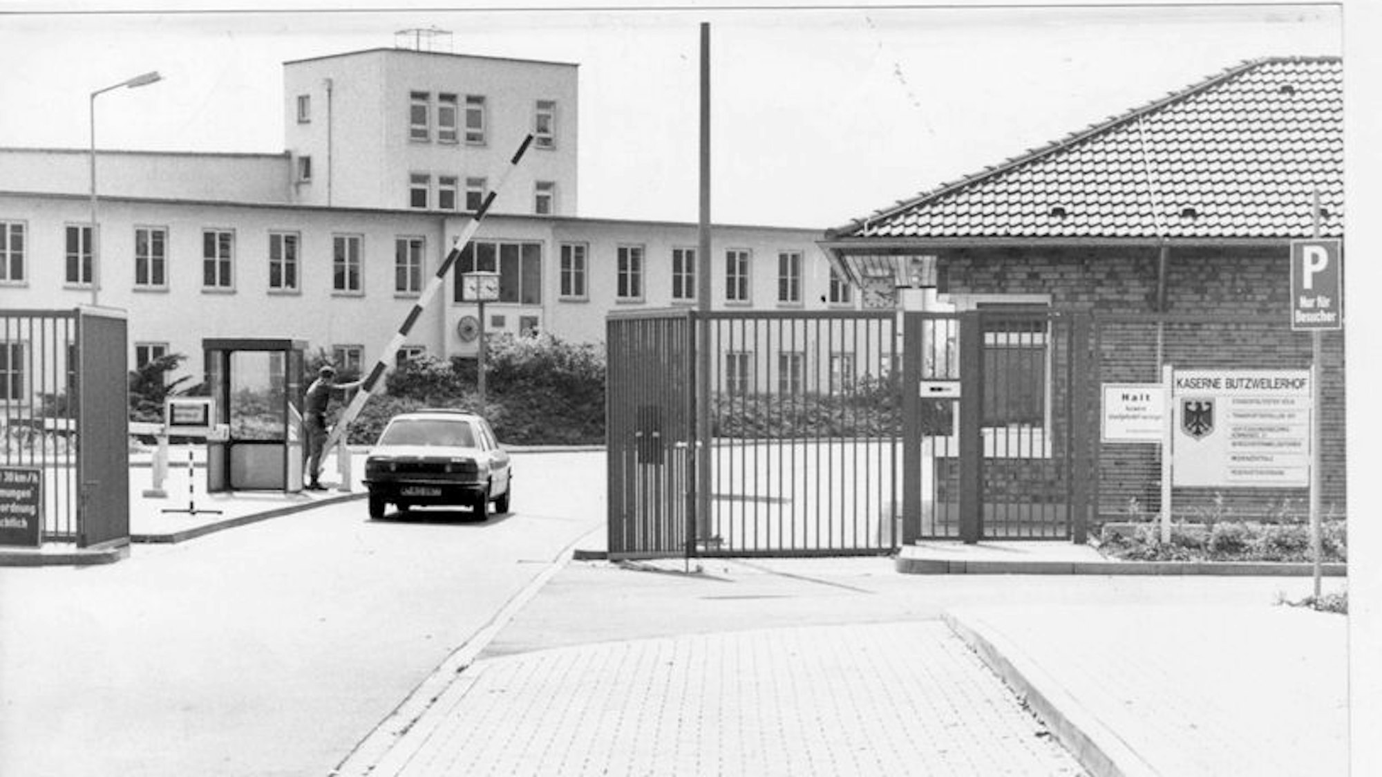 Die Einfahrt zur Kaserne Butzweilerhof in Ossendorf.