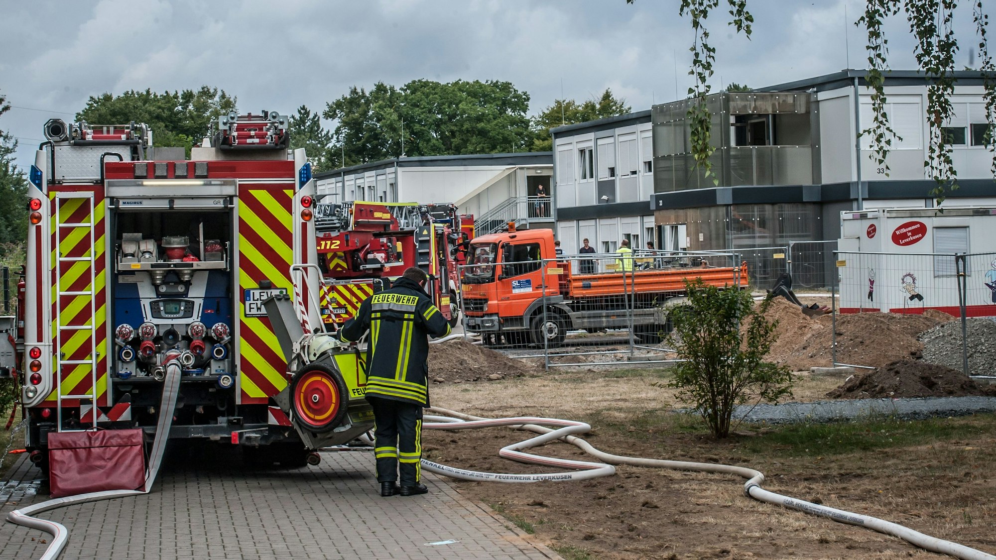 Die Feuerwehr steht vor der Container-Unterkunft in der Heinrich-Claes-Straße.
