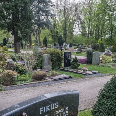 Auf dem Friedhof Bergisch Neukirchen sind Gräber zu sehen.