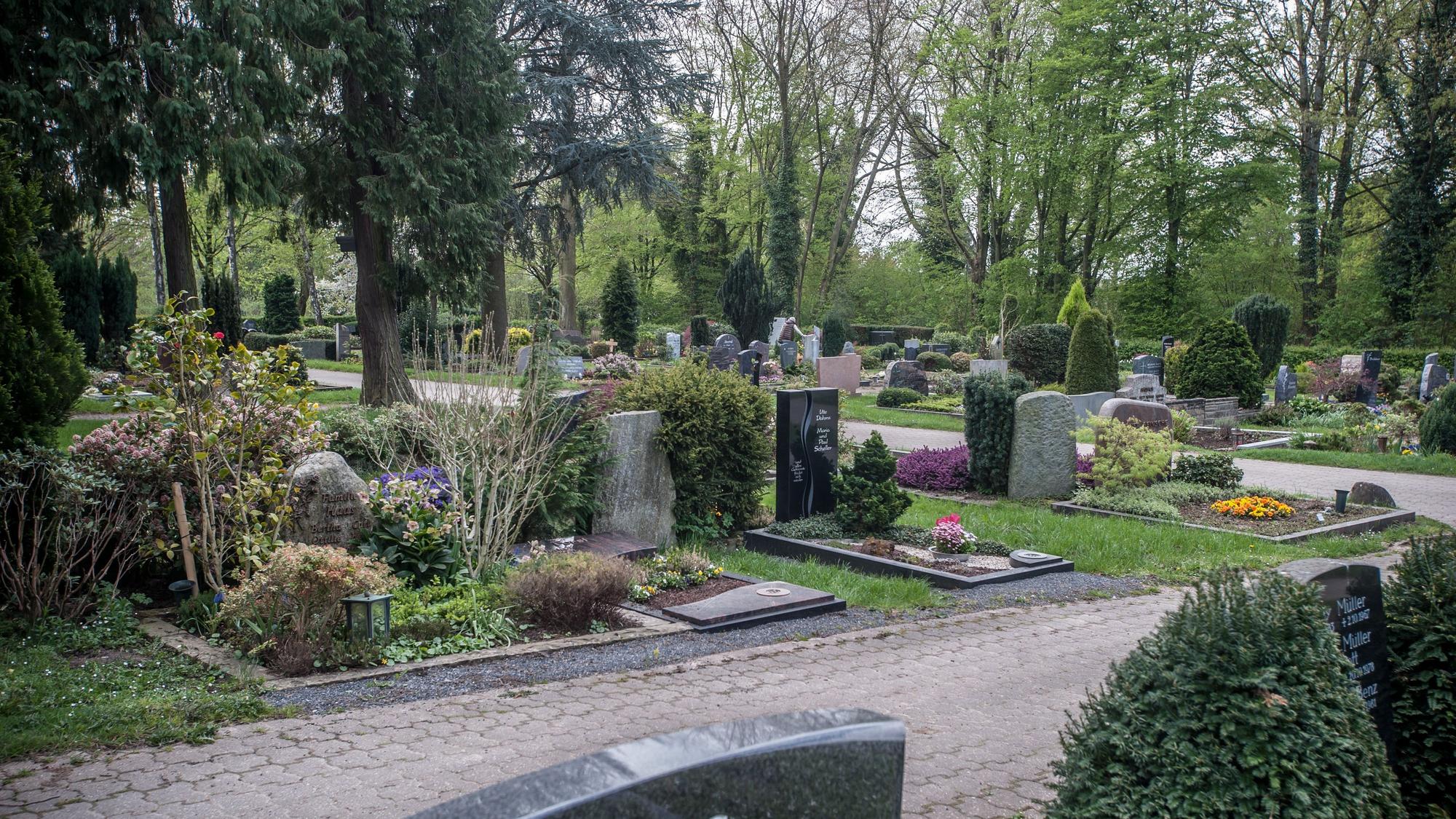 Auf dem Friedhof Bergisch Neukirchen sind Gräber zu sehen.