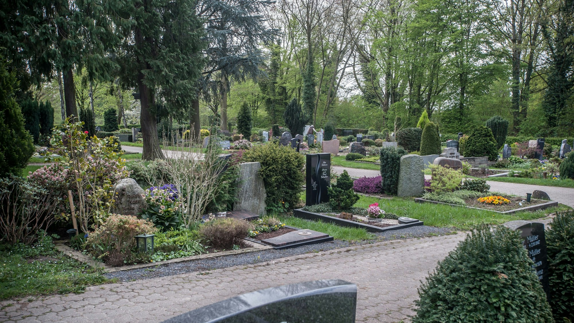 Auf dem Friedhof Bergisch Neukirchen sind Gräber zu sehen.