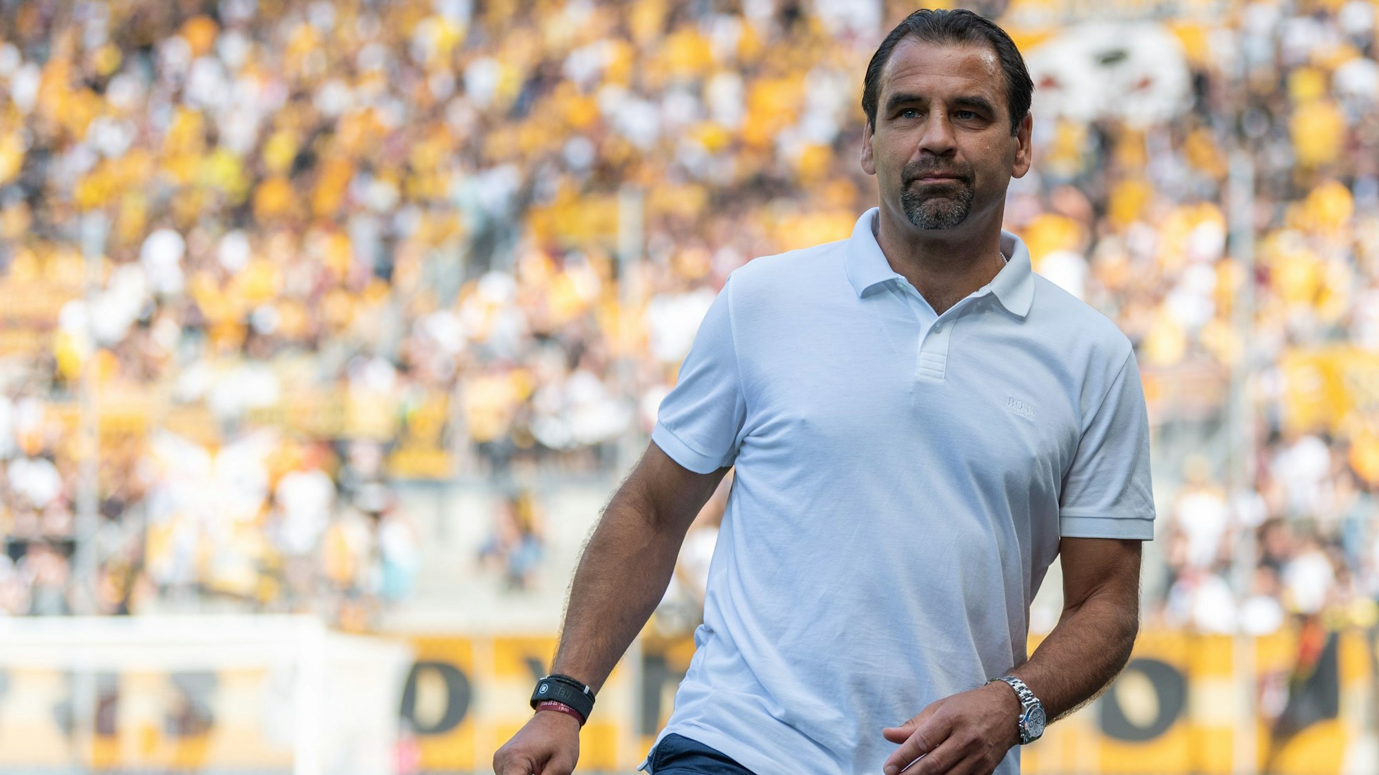 Dynamos ehemaliger Spieler Ulf Kirsten steht im Stadion.